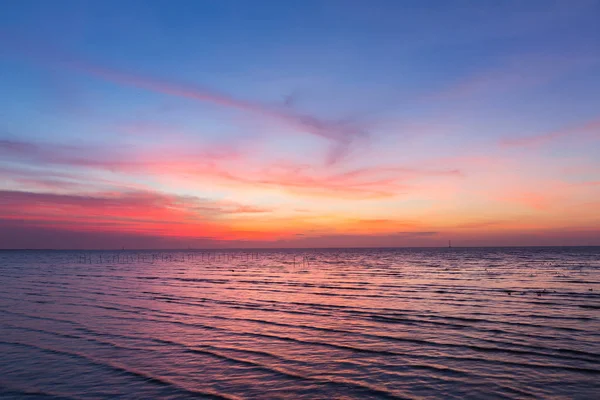 Schöner Himmel nach Sonnenuntergang über der Küste — Stockfoto
