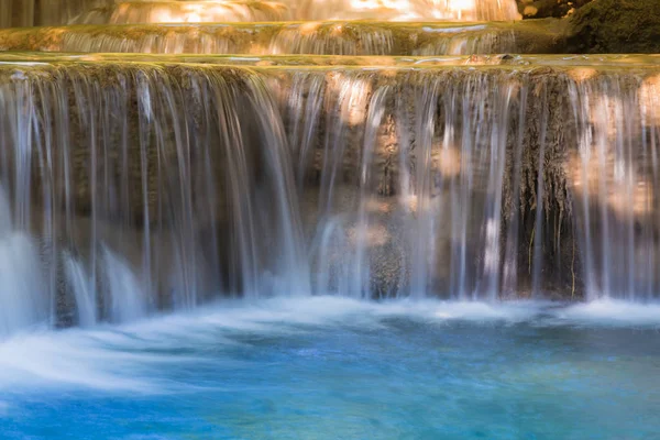 Cachoeira fluxo azul, close-up paisagem natural fundo — Fotografia de Stock