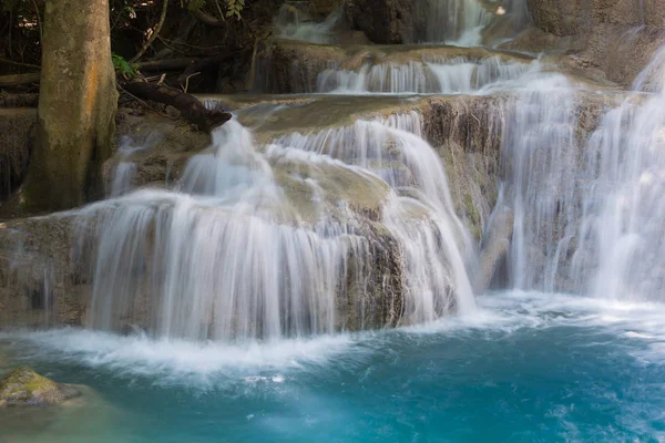 Chiudere cascate di flusso blu profondo — Foto Stock