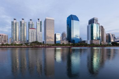 Ofis Binası su yansıması ile