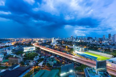 Alacakaranlık gökyüzü ile kavisli karayolu Üstgeçit yol