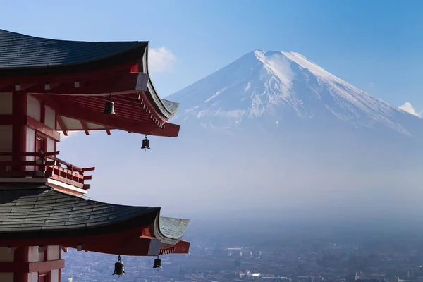 Mt. Fuji kırmızı Chureito Pagoda arkasından görüntülendi — Stok fotoğraf