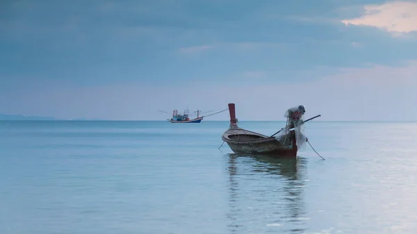 Pequeño barco de pesca en el horizonte del océano — Foto de Stock