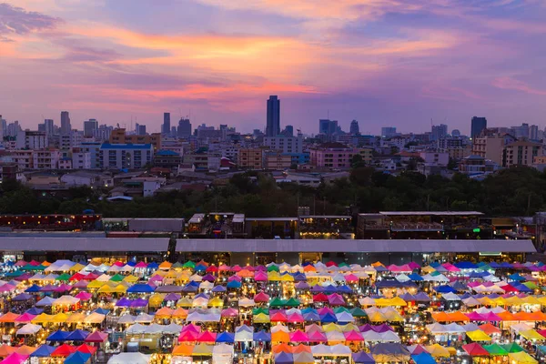 Εναέρια προβολή πολλαπλών χρώμα κορυφή στεγών αγορά νύχτα — Φωτογραφία Αρχείου