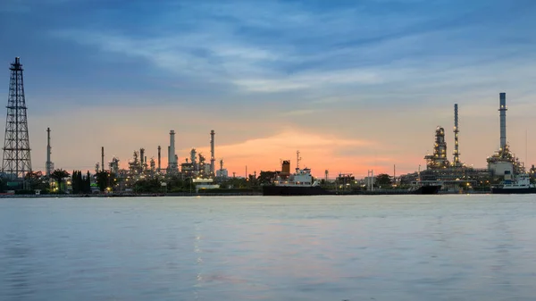 Panorama Refinería de petróleo frente al río — Foto de Stock