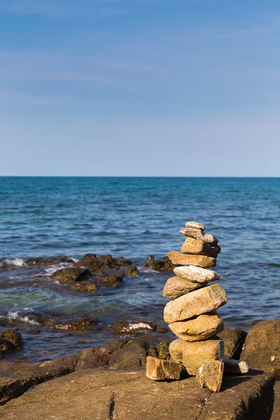石头堆栈在海岸天际线 — 图库照片