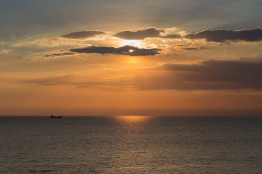 Günbatımı gökyüzü arka plan, doğal peyzaj ile sahil üzerinde gemi