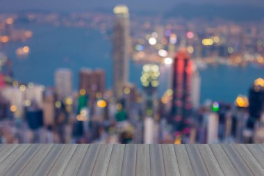 Açılış ahşap zemin, havadan görünümü ışıklar Hong Kong şehir içinde Victoria Bay, arka plan bulanık