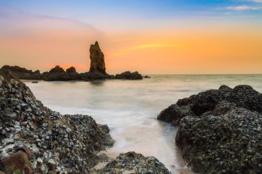 Sahil güzel günbatımı gökyüzü ile taşın deniz