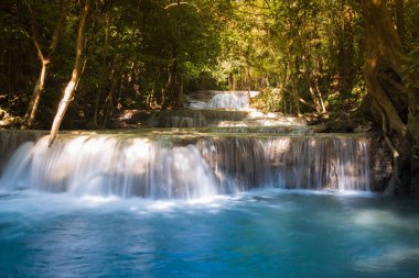 Derin mavi akım şelale orman, doğal peyzaj arka plan