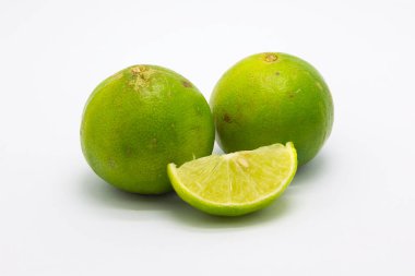 beyaz üzerine taze limes 