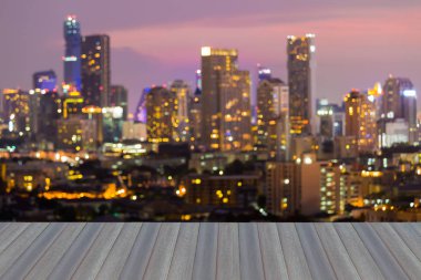 Açılış ahşap zemin, soyut ışıklar gece görünümü ofis binası bulanık. 