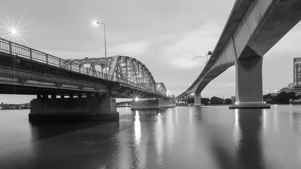 Bianco e nero, sotto il ponte che attraversa il fiume — Foto Stock