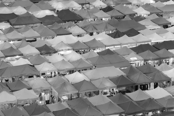 Zwart-wit, luchtfoto dak hoogste stad avondmarkt — Stockfoto