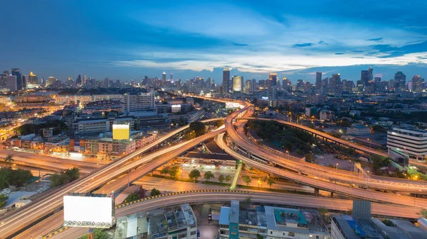 Cidade de Banguecoque com cruzamento de rodovias no crepúsculo — Fotografia de Stock