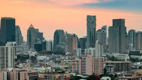 Belleza después del atardecer cielo fondo sobre Bangkok ciudad —  Fotos de Stock