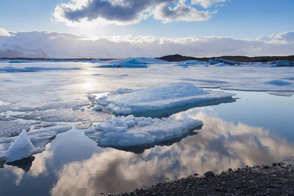 Zimní jezero s odrazem od slunce světel — Stock fotografie
