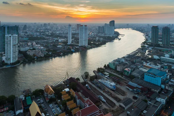 Tramonto sul fiume skyline curvo, Bangkok business centro — Foto Stock