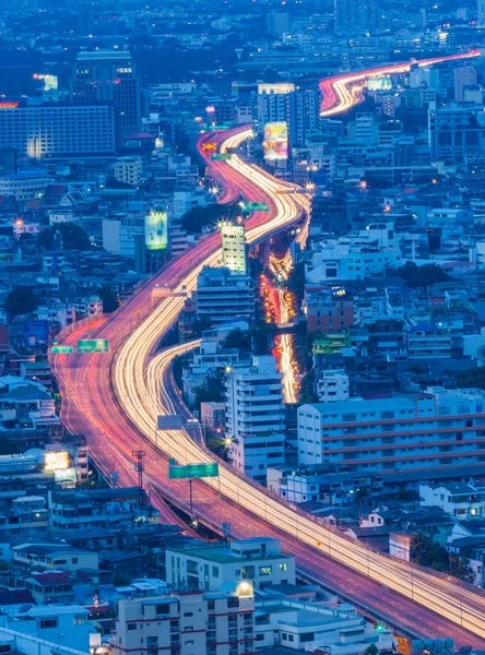 Longa exposição, crepúsculo estrada da cidade com traffice — Fotografia de Stock