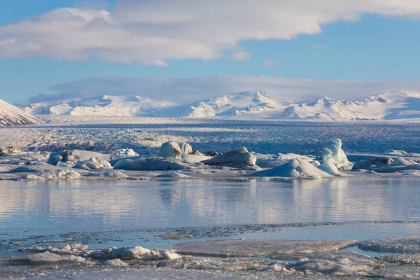 Islandia lago de invierno con fondo de montaña —  Fotos de Stock