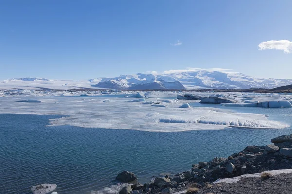 Açık mavi gökyüzü arka plan ile Jakulsarlon lagoon — Stok fotoğraf