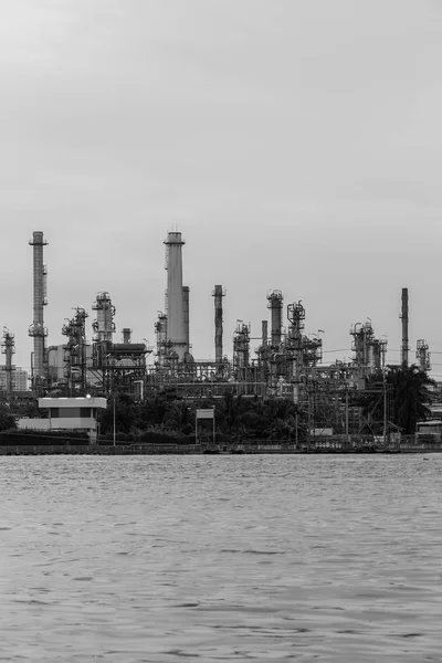 Frente ao rio da refinaria de petróleo — Fotografia de Stock