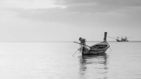 Łódź rybacka na tle panoramę morza — Zdjęcie stockowe