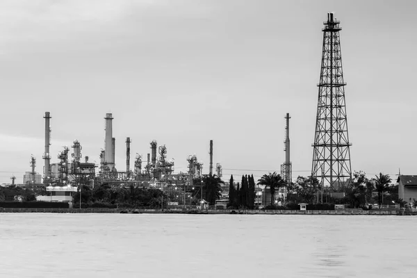 Frente do rio refinaria de petróleo, fundo industrial — Fotografia de Stock