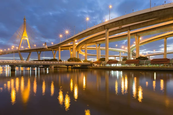 Intercâmbio de rodovias conecte-se à ponte suspensa com reflexão no crepúsculo — Fotografia de Stock