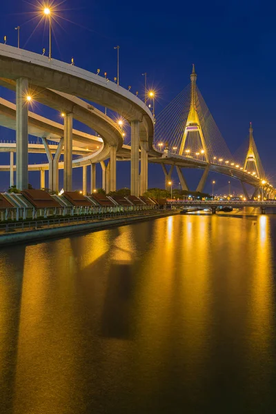Soumrak nad twin visutý most přes řeku — Stock fotografie