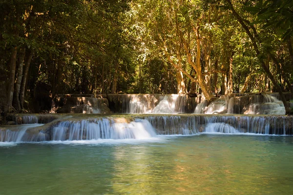 Cascade naturelle de forêt profonde dans le parc national de la Thaïlande, fond de paysage naturel — Photo