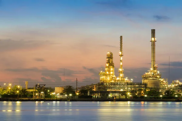 Нефтеперерабатывающий завод легкий речной фронт с сумеречным небом — стоковое фото