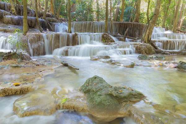 Natürlicher Bachwasserfall im tiefen Wald Nationalpark von Thailand — Stockfoto