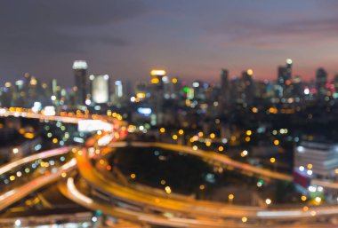 Alacakaranlık bulanık ışık karayolu şehir şehir arka plan ile deyimleri
