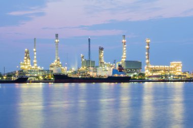 Yağ fabrikası nehir geceleri yan