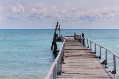 Tahta denize giden yolu yürüyüş