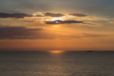 Sahil üzerinde gökyüzü günbatımı