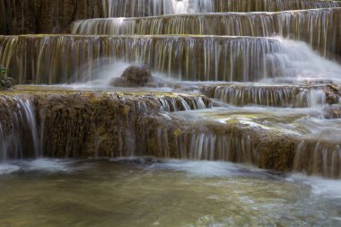 Birden çok katman şelaleler derin doğal ormanda doğal manzara arka plan