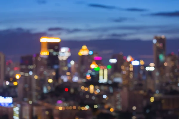 Cidade de luz borrada edifício visão noturna, fundo abstrato — Fotografia de Stock