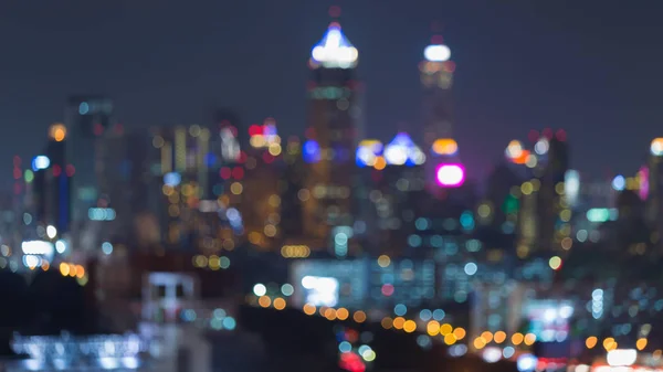 Абстрактно размытые огни ночного вида городского офиса — стоковое фото