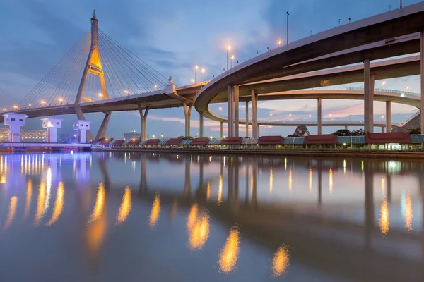Crepúsculo suspensão ponte com reflexão sobre o rio — Fotografia de Stock
