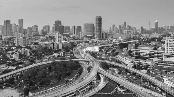 黑色和白色，曼谷市商业闹市区与公路平面交叉口 — 图库照片