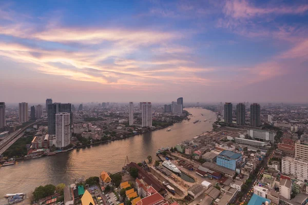 Luftaufnahme Bangkok Stadt Fluss gekrümmt mit dramatischem Himmel — Stockfoto