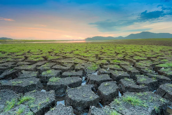 Sfondo terra incrinato con cielo tramonto — Foto Stock