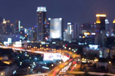 Gece ışıkları görüntülemek, şehir şehir merkezinde üst geçit yol ile