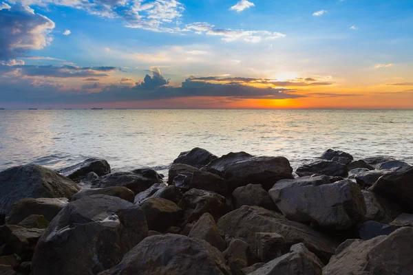 Felsen über der Strandsilhouette mit Sonnenuntergang — Stockfoto