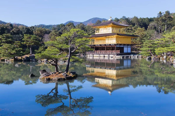 Kinkakuji tempel genaamd The Golden Pavilion) in Kyoto, Japan, zen boeddhistische tempel — Stockfoto