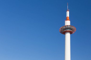 Kyoto tower, Japonya, açık mavi gökyüzü arka plan ile