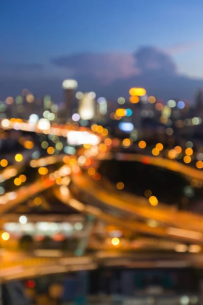 Borrado bokeh luzes cruzamento com a cidade — Fotografia de Stock