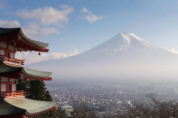 Fuji volkan dağ ile kırmızı pagoda arkasında — Stok fotoğraf